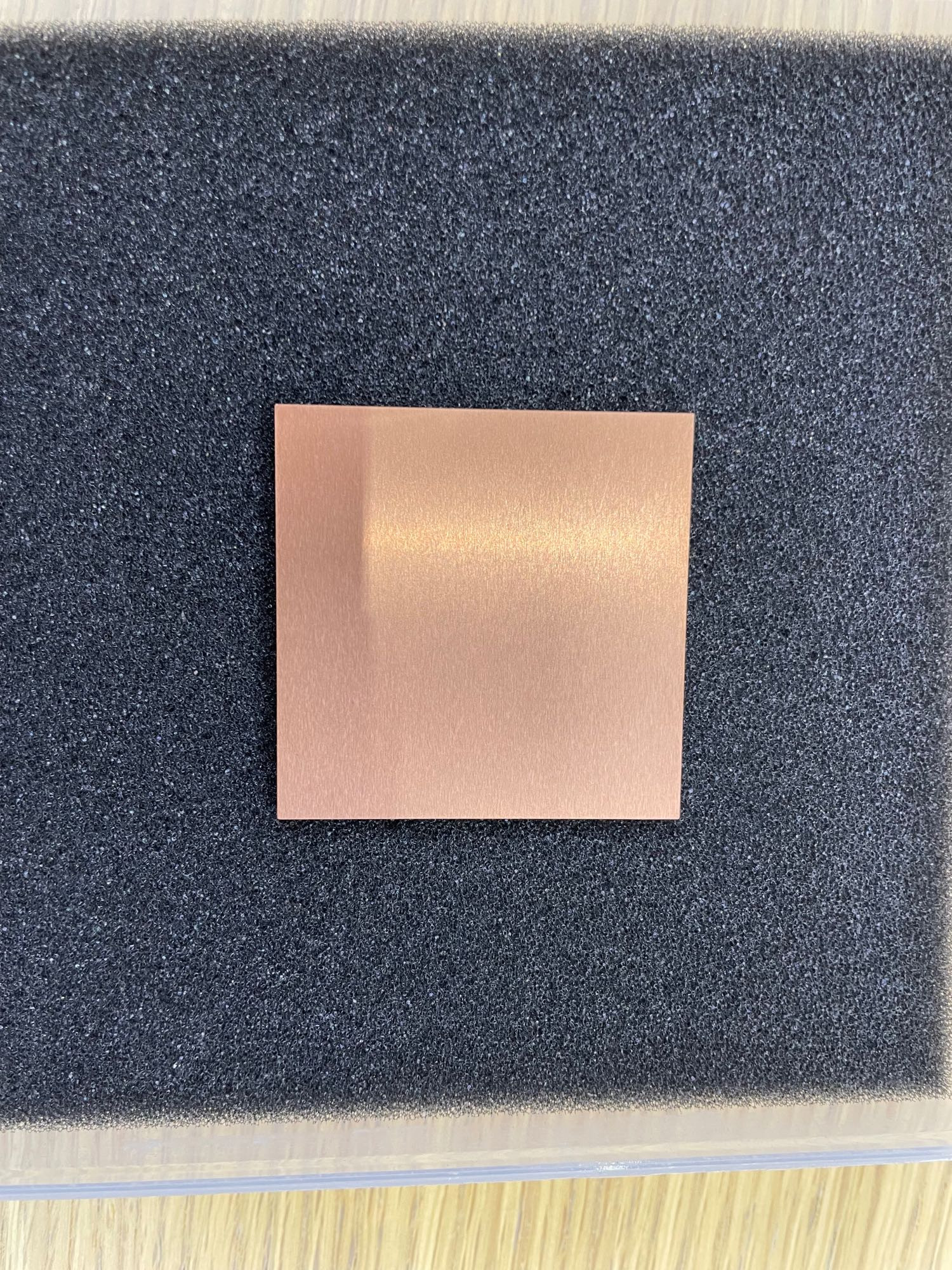 Diamond and copper composite material sandwiched with copper coating